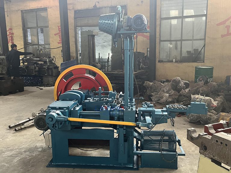 machine automatique de fabrication de clous de toiture