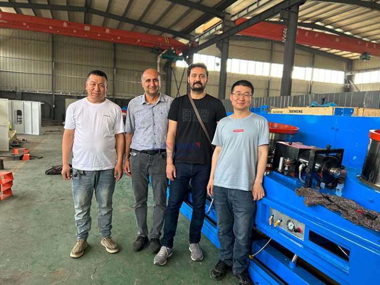 Visite d'un client iranien pour une machine de tréfilage en ligne droite