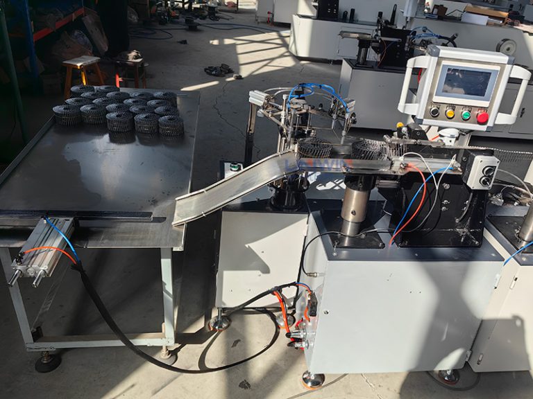 Système de banderolage automatique pour machine à clouer les bobines