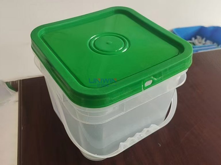 seaux en plastique avec poignée
