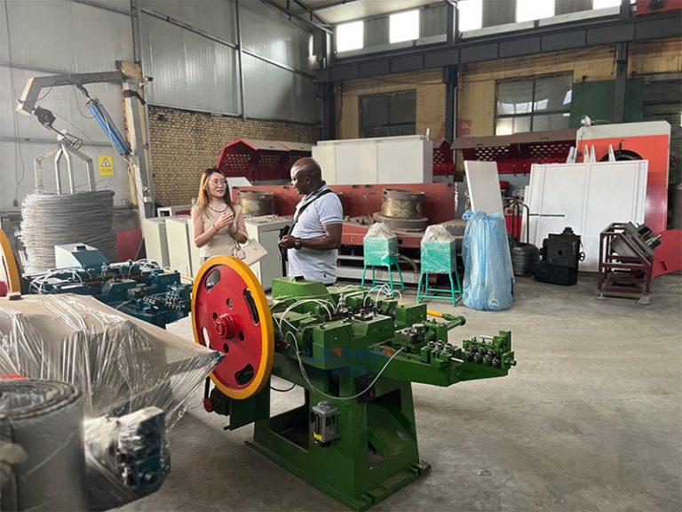 Atelier de fabrication de machines à clous de 1 à 6 pouces en visite