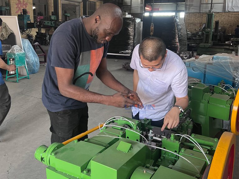 Visite d'un client nigérian dans une usine de machines à clous