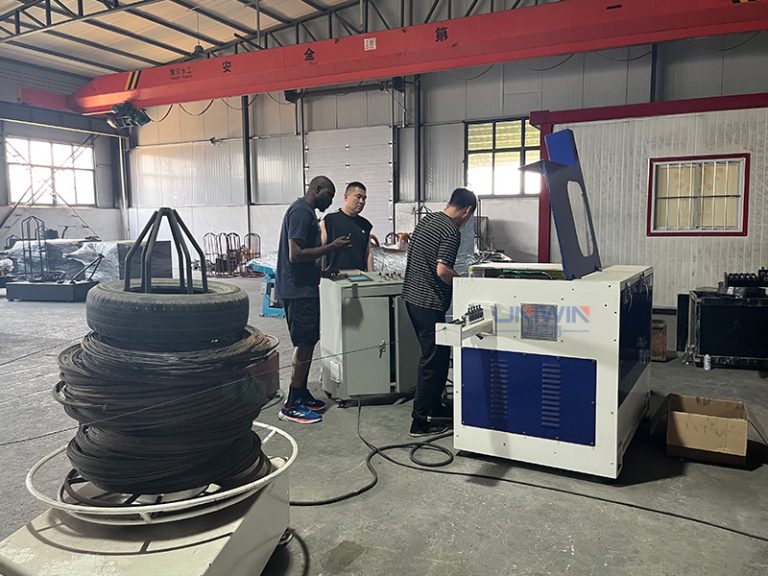 machine de fabrication de clous à grande vitesse fonctionnant sur site